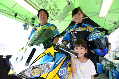 続いては女性ライダー、「webikeチームノリックヤマハ」に所属する中原美海選手（中学３年生：14歳）です。