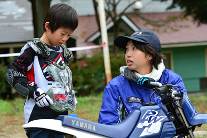 親子バイク教室では、「子どもと一緒にレッスンを受けているうちに、久しぶりに私もバイクに乗りたくなってしまいました」というお母さんも