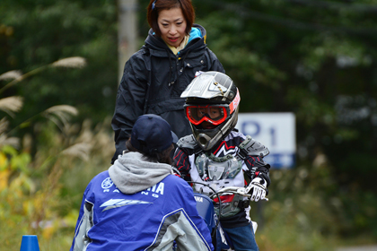 親子バイク教室では、「子どもと一緒にレッスンを受けているうちに、久しぶりに私もバイクに乗りたくなってしまいました」というお母さんも