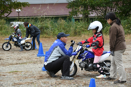 親子バイク教室では、「子どもと一緒にレッスンを受けているうちに、久しぶりに私もバイクに乗りたくなってしまいました」というお母さんも