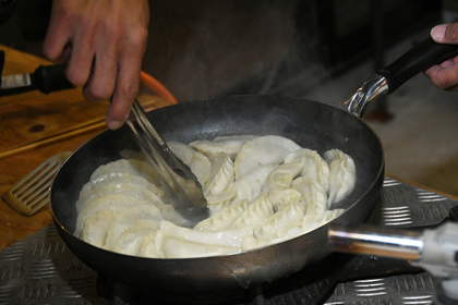 渡辺学選手の餃子店「マナブギョーザ」