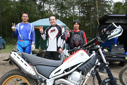 「YZ250FX」オーナーさん（左）は「bLU cRU」の会員。