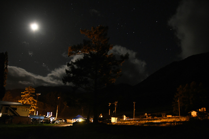 爺ヶ岳の秋の夜はだいぶ冷えますが、仲間と火を囲んでのひとときも悪くなさそうです