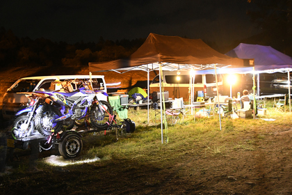 爺ヶ岳の秋の夜はだいぶ冷えますが、仲間と火を囲んでのひとときも悪くなさそうです