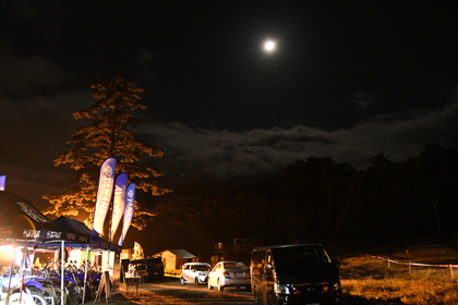 爺ヶ岳の秋の夜はだいぶ冷えますが、仲間と火を囲んでのひとときも悪くなさそうです