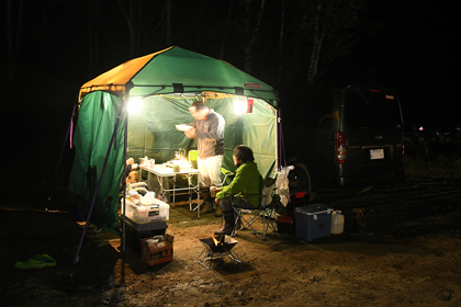 爺ヶ岳の秋の夜はだいぶ冷えますが、仲間と火を囲んでのひとときも悪くなさそうです