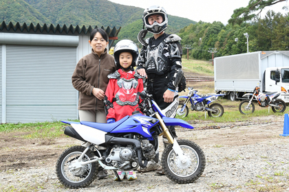 バイクで世界1周したお父さんと、お父さんが半周回ったところで結婚、新婚旅行を兼ねて残りの半周を一緒に巡ったお母さんとの間に生まれた娘さん。