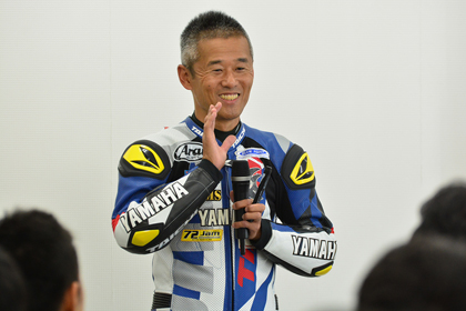 鈴鹿サーキット南コースにて、サーキット走行を体感いただく前に、元ヤマハファクトリーライダーの加藤義晶さんを講師に迎え簡単なライディングゼミを実施