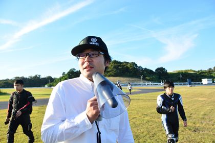 その後、加藤センセイ、AKENO SPEEDから全日本ロードレースに参戦している現役ライダーの奥野 翼選手、稲垣 誠選手による「YZF-R25」デモンストレーションランをコース間際で見学