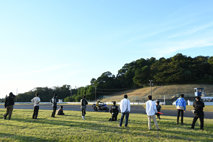 その後、加藤センセイ、AKENO SPEEDから全日本ロードレースに参戦している現役ライダーの奥野 翼選手、稲垣 誠選手による「YZF-R25」デモンストレーションランをコース間際で見学