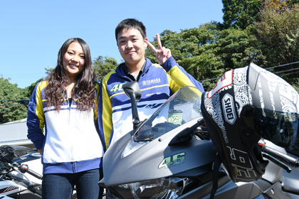 彼のバイクの後ろに乗っているうちに自分でも乗りたくなって今年の2月に二輪免許を取得した看護学生さん（左）。