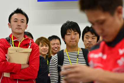 鮫島さんの競技を真剣に見つめるYSP川崎中央のみなさん。