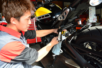 「YAMAHA World Technician GP(ヤマハ・ワールド・テクニシャン・グランプリ/ヤマハ世界整備士コンテスト)」にて優勝された、日本代表の鮫島遼平さんの工具さばき！