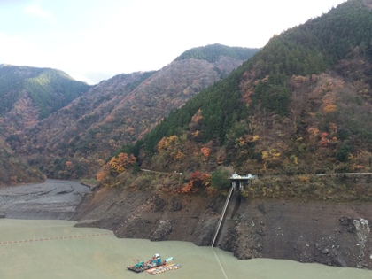 紅葉にはまだ早い水窪ダム