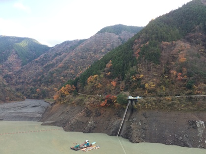 紅葉にはまだ早い水窪ダム