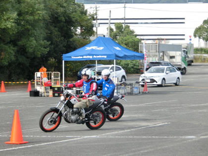 時には並走しながら、走行ポイントを教えることも。