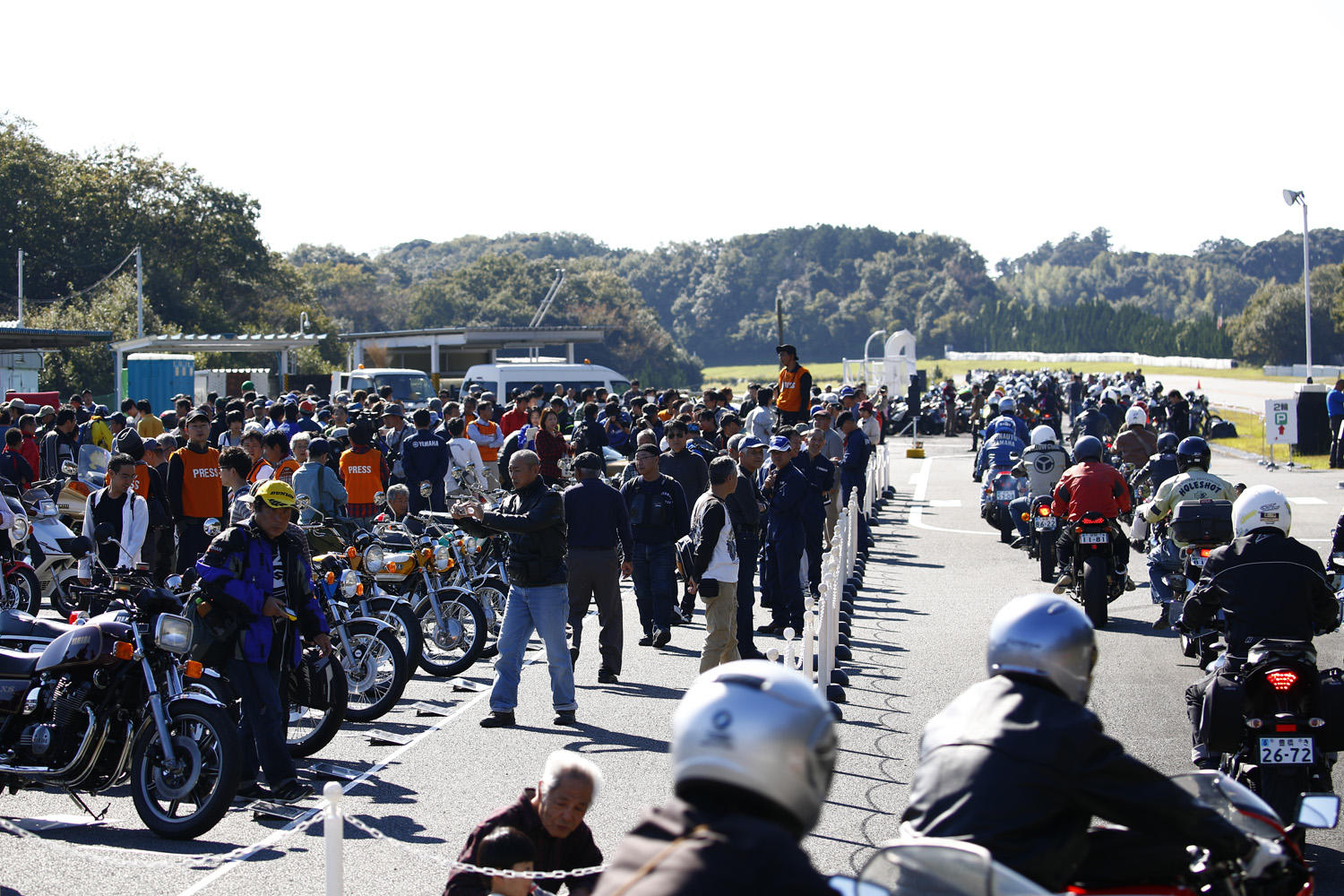 開場するや瞬く間に人で埋め尽くされた会場。天候にも恵まれ、バイクに跨って来場される方も多くいました。デモ走行会が始まったのかと思わせるような希少な歴史車両で参加される方もいらっしゃいました。