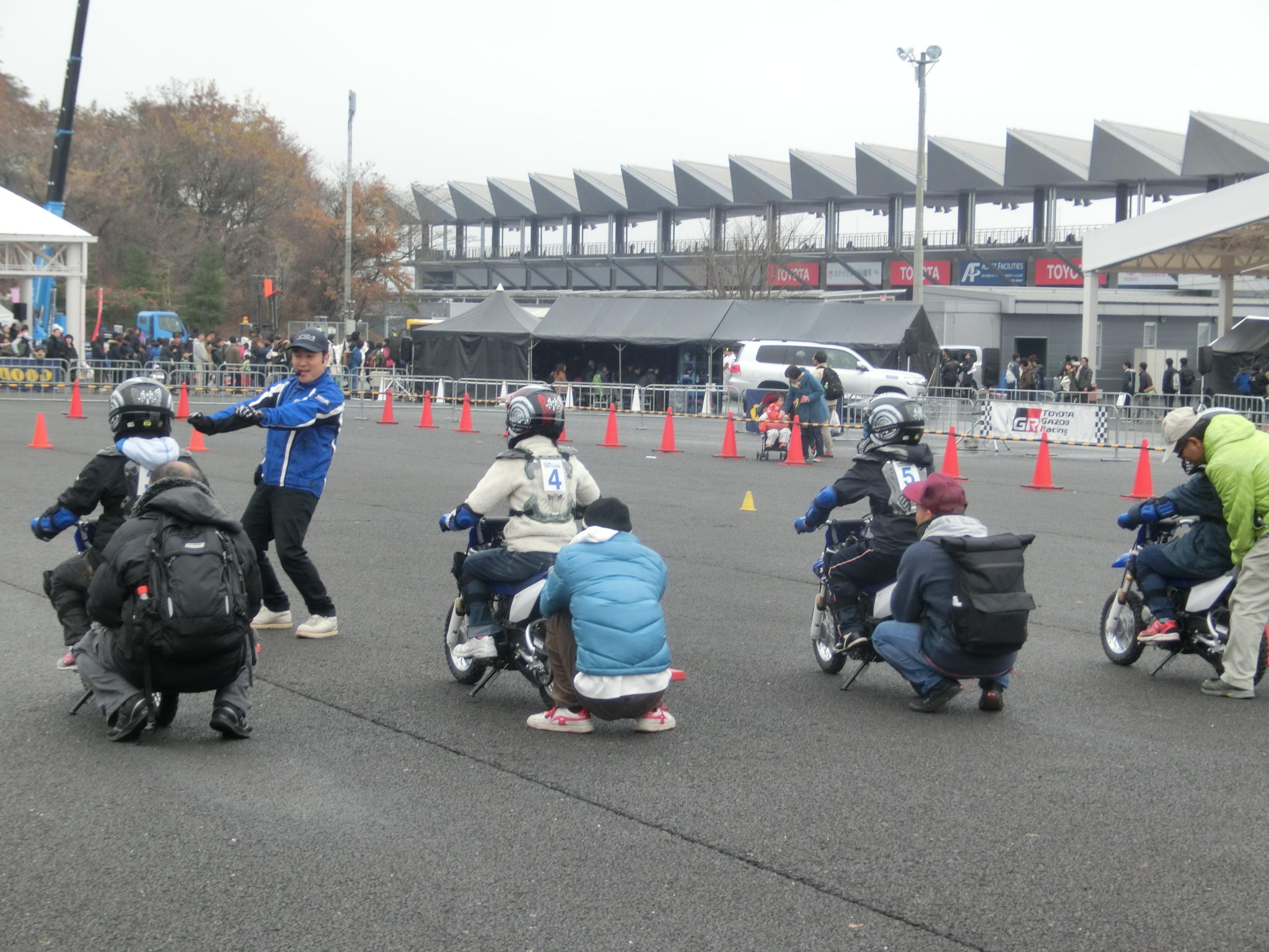 まずはバイク操作の基本。乗車姿勢とブレーキの練習からスタートです。