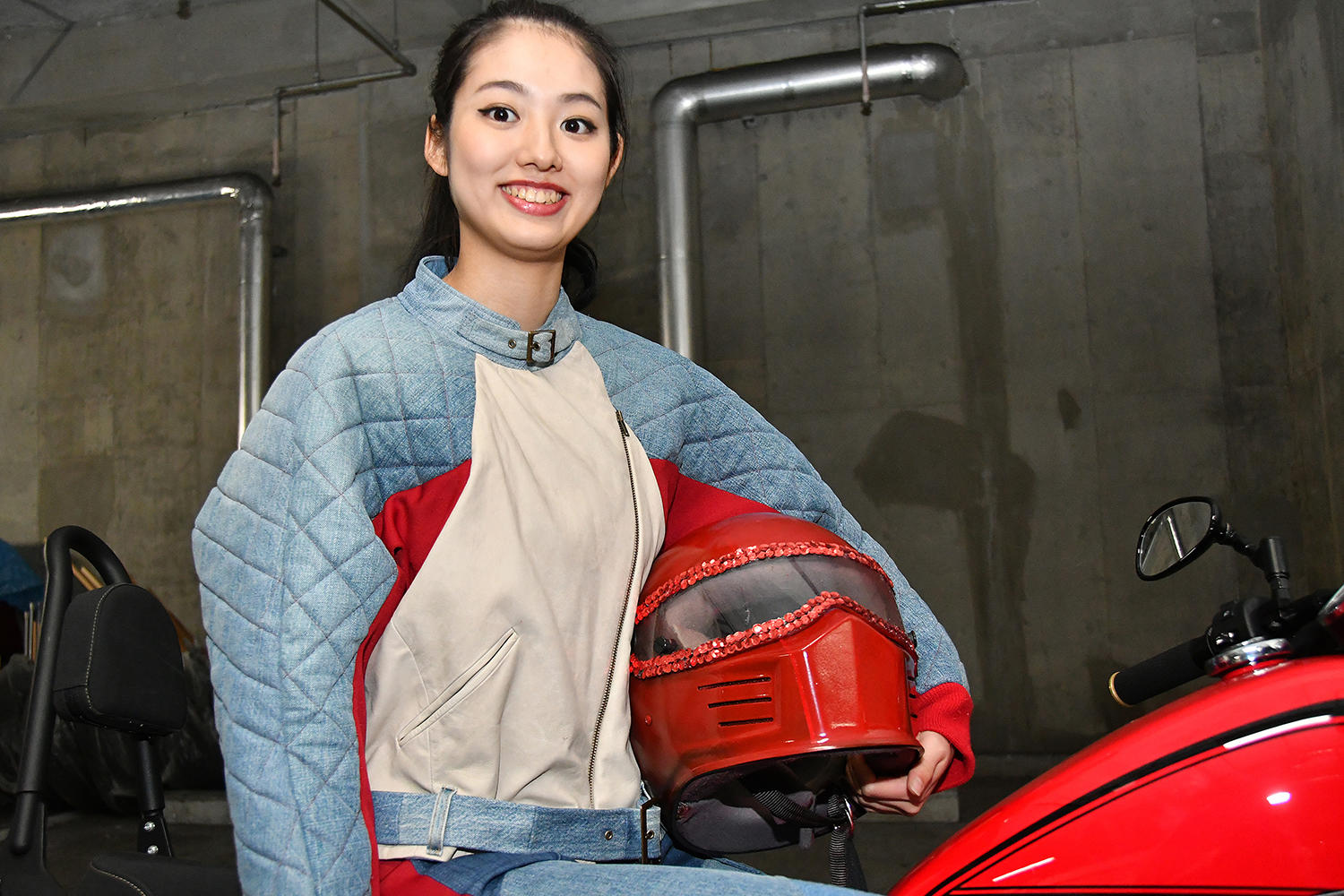 ヘルメットもウェアのスタイルと赤い「<strong>BOLT</strong>」に合わせて平尾さん自身がデザイン<br />
