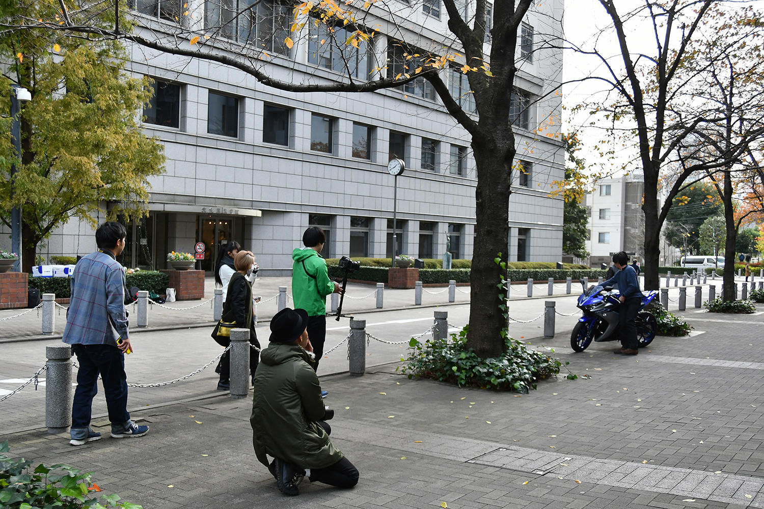 学校内で撮影していたので、通り過ぎる学生さんたちがちらちら視線を送っていました