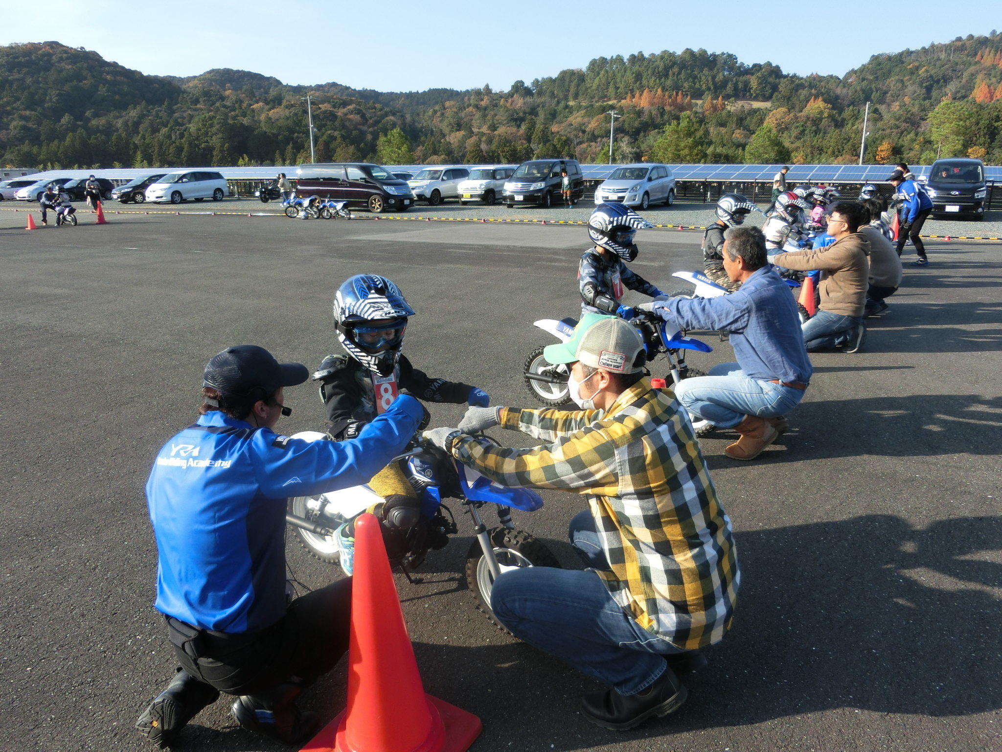 待ち受けるお父さん、お母さんの手前でブレーキをかけ止まります。