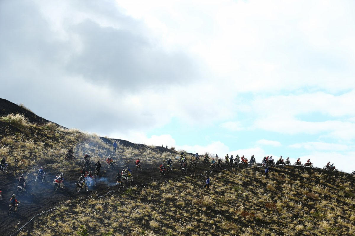 スタートしてすぐに火山灰の丘をかっ飛ばします。