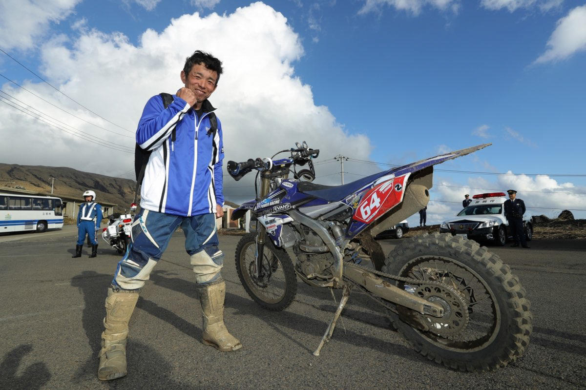 続いて、男性ライダーの皆さん。まずはエキスパートクラス2位／総合3位の#64真田治さん（YZ250FX）です。