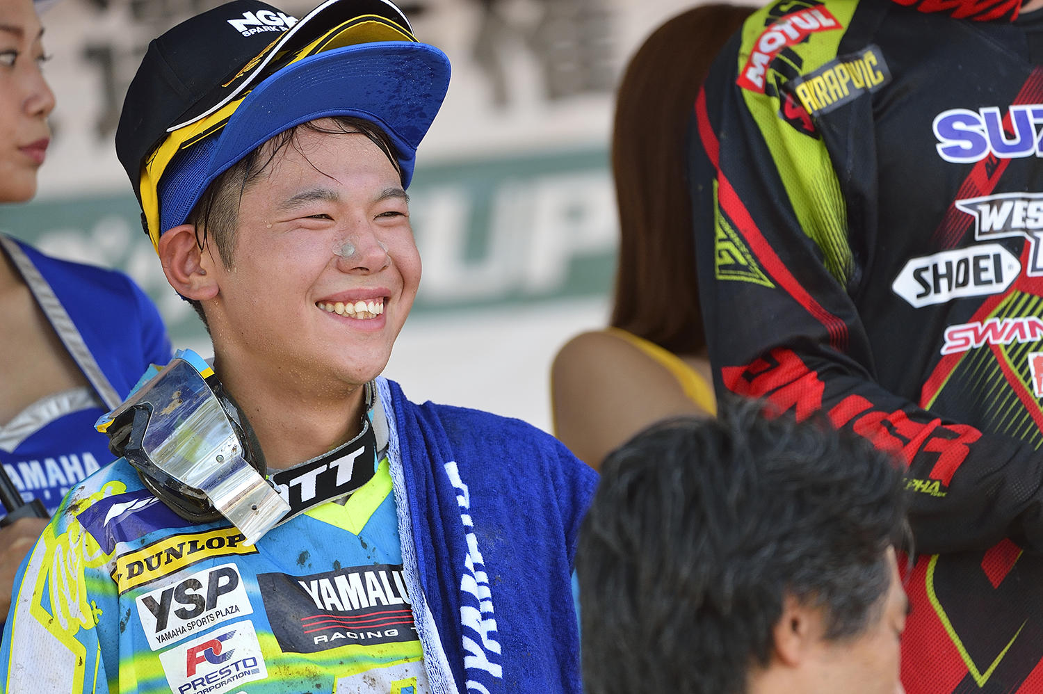 レース前の集中した表情と笑顔とのギャップから、バイクのハンドルを握った途端、人が変わったようだと言われる『こち亀』の本田さんに似ていると言われるのかもしれませんね〜