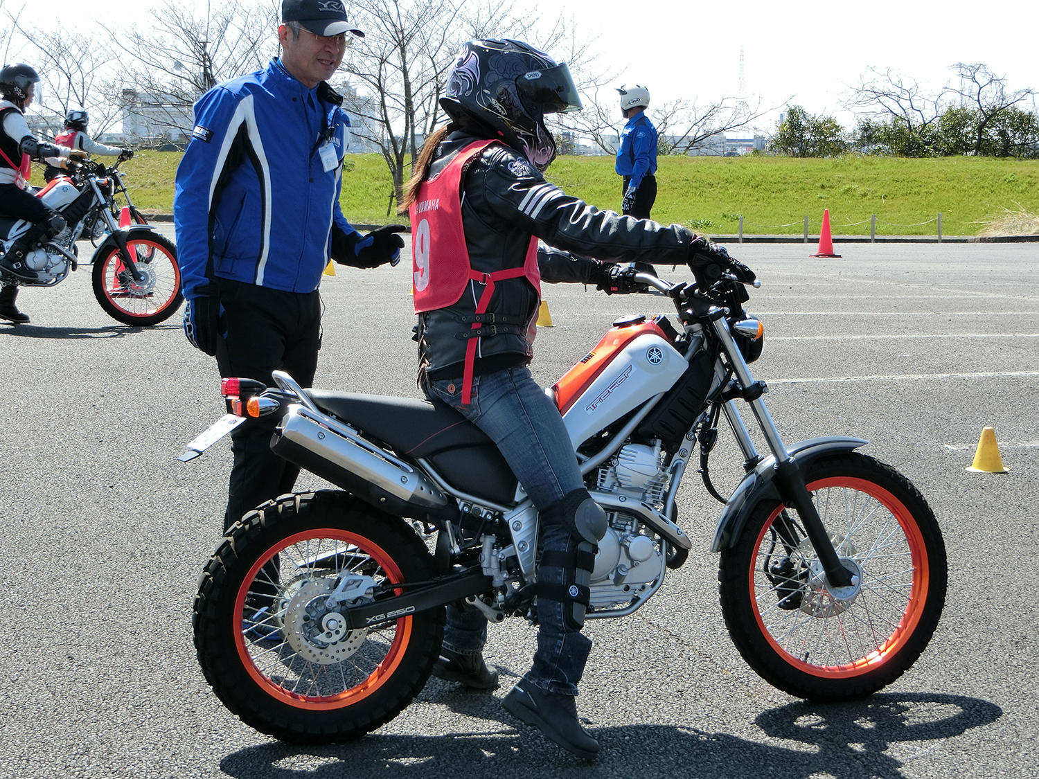 エンジンの掛け方、クラッチのつなぎ方、ブレーキング、直線走行、コーナリングと少しずつバイクになれていきます。