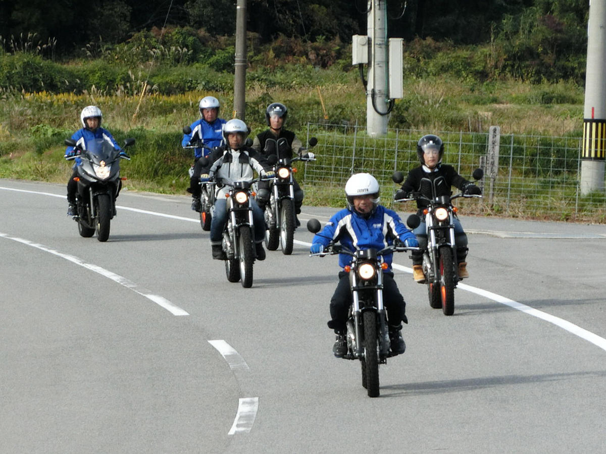 「大人のバイクレッスン」では午前中にクローズドな場所でレッスン、午後に一般公道に出てプチツーリングを楽しむコースも用意しているのです！