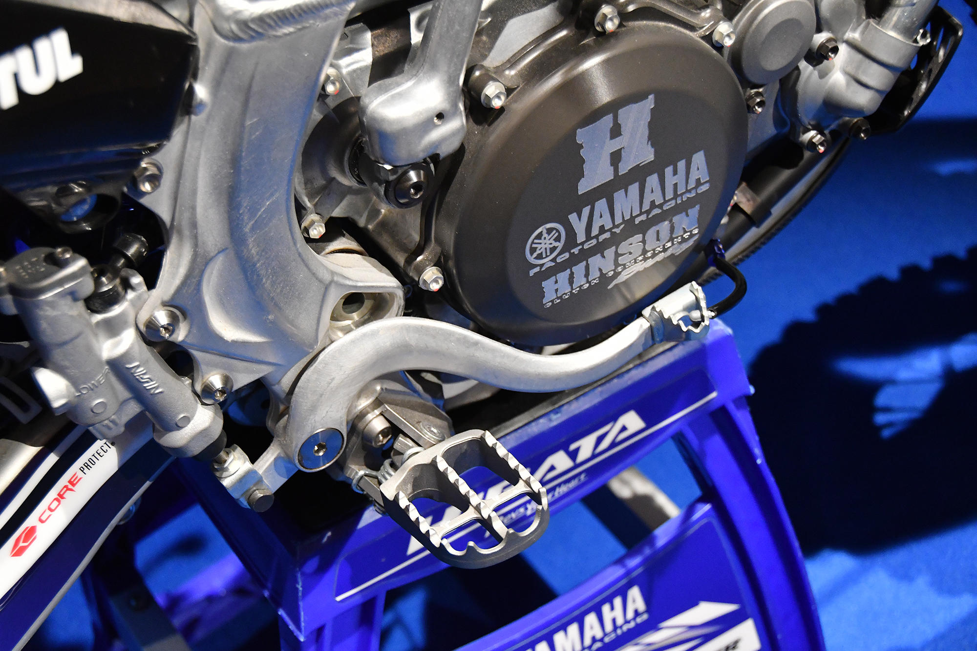 時々スタンディングに大ジャンプ、片足出しながらのコーナリングのオフロード「YZ450FM」