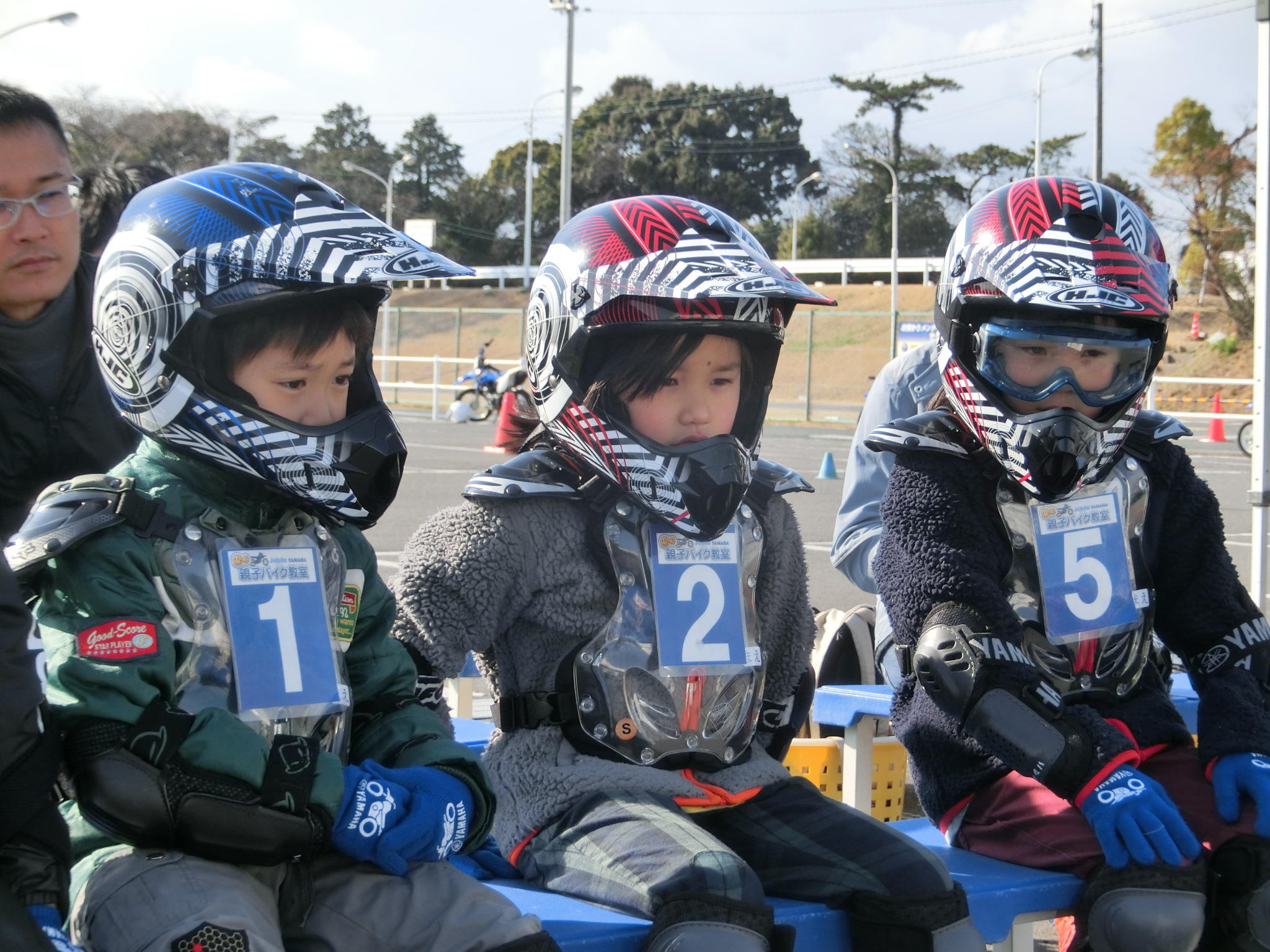 休憩時間もヘルメットをかぶったままで早くバイクに乗りたい子供たち。