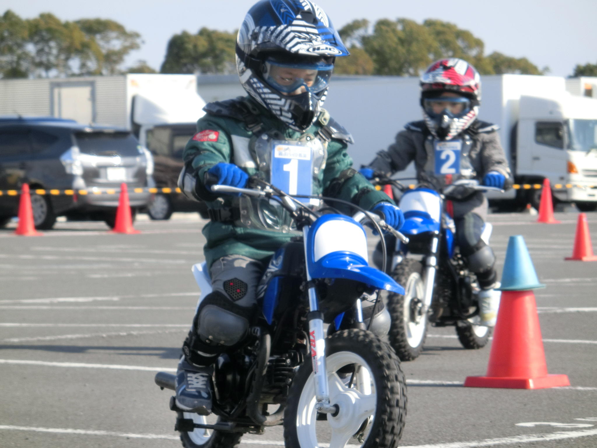 バイクで走る子供の目つきは、大人顔負け！