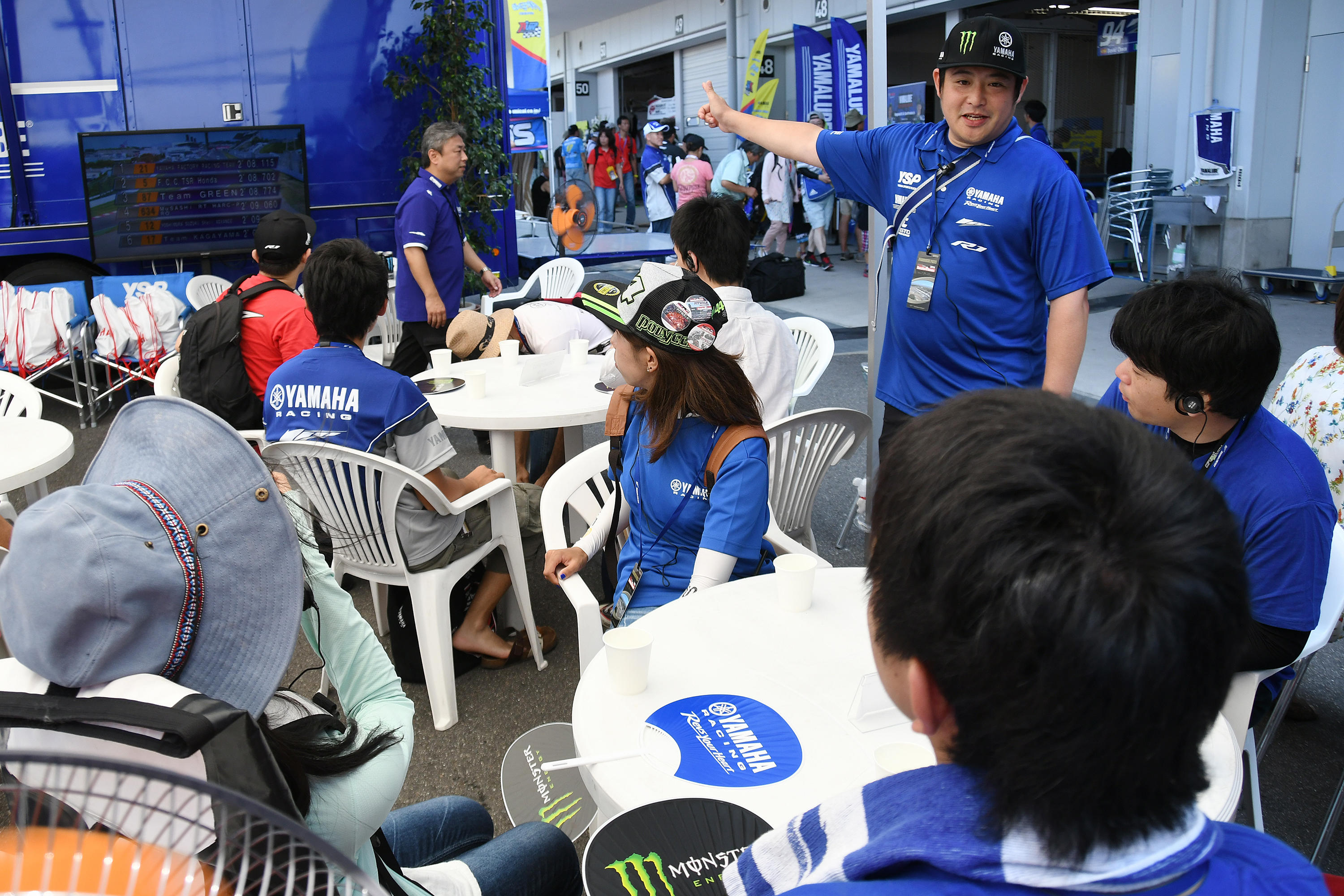 YAMAHA FACTORY RACING TEAMのピットを訪問2