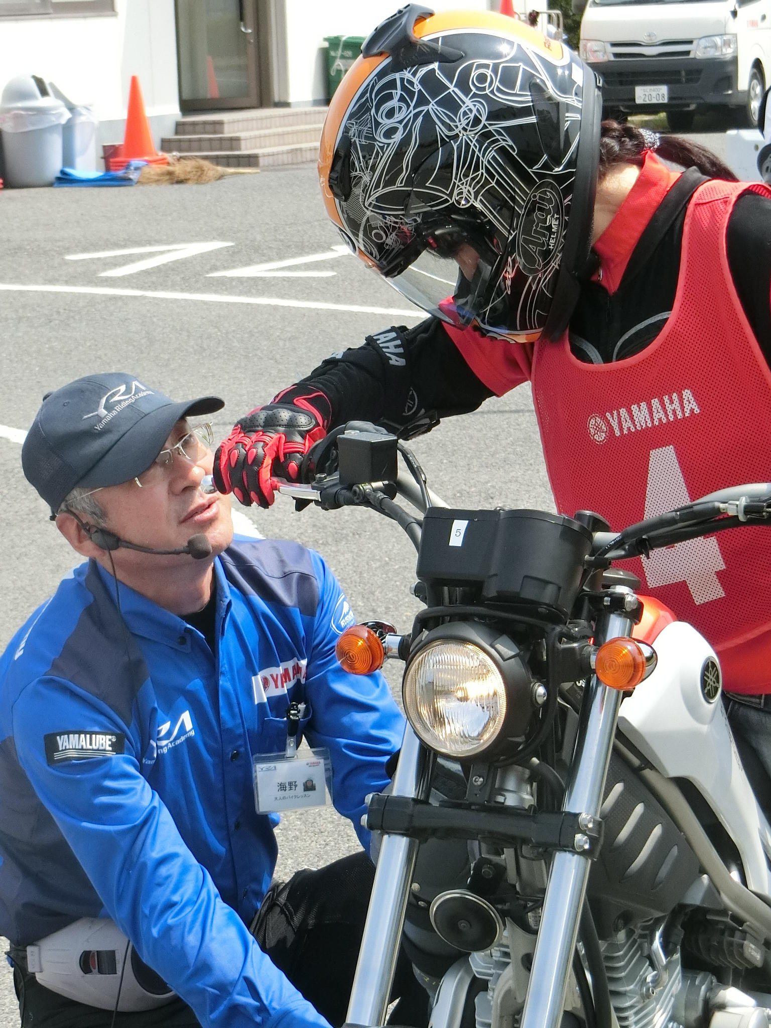 実際跨ってみると、「足の位置、気をつけてくださいね！」と細かいところもすかさずアドバイス