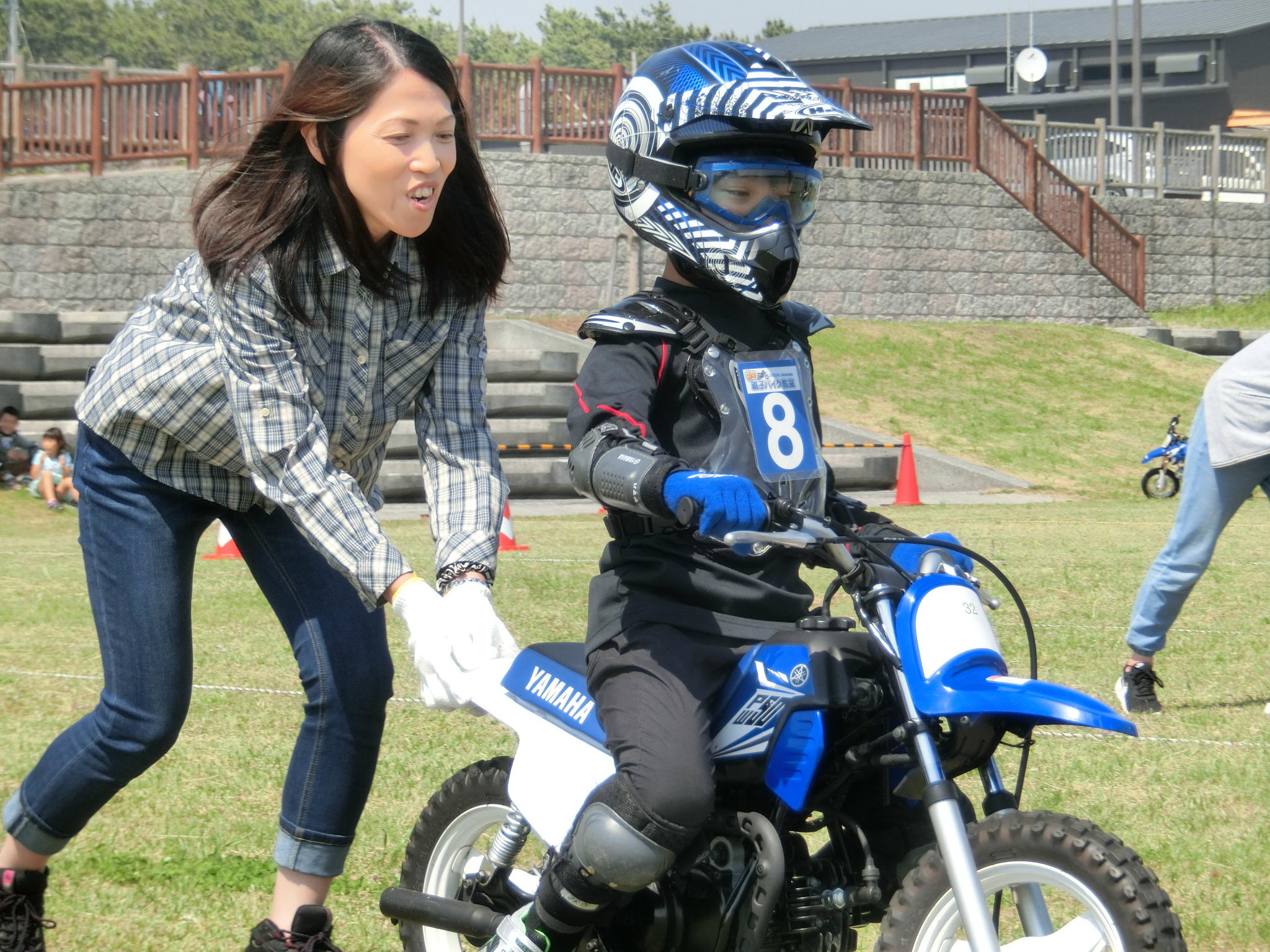 お母さんも汗だくになりながら