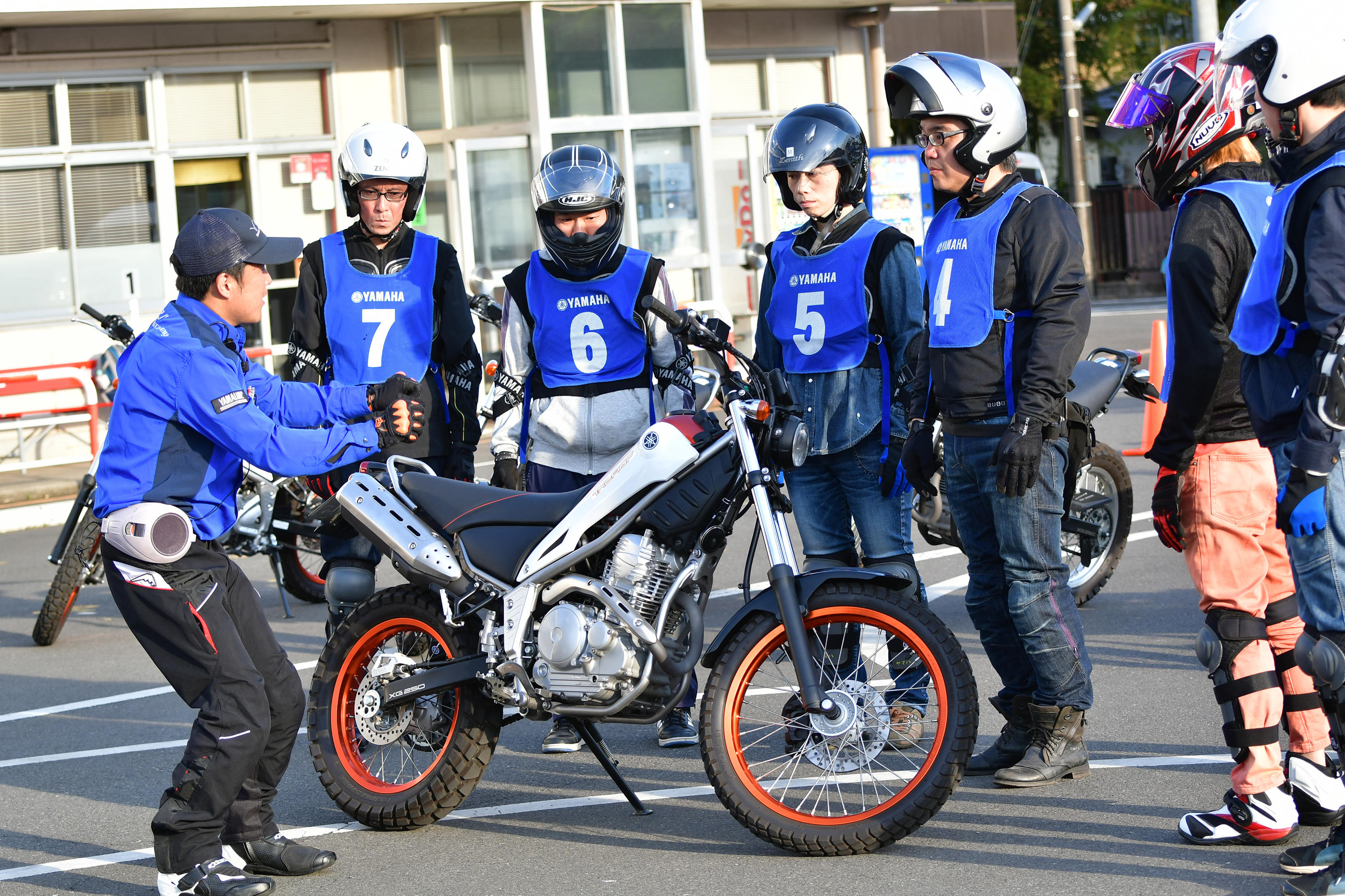 インストラクターのもと、バイクの基本操作の説明を聞きます