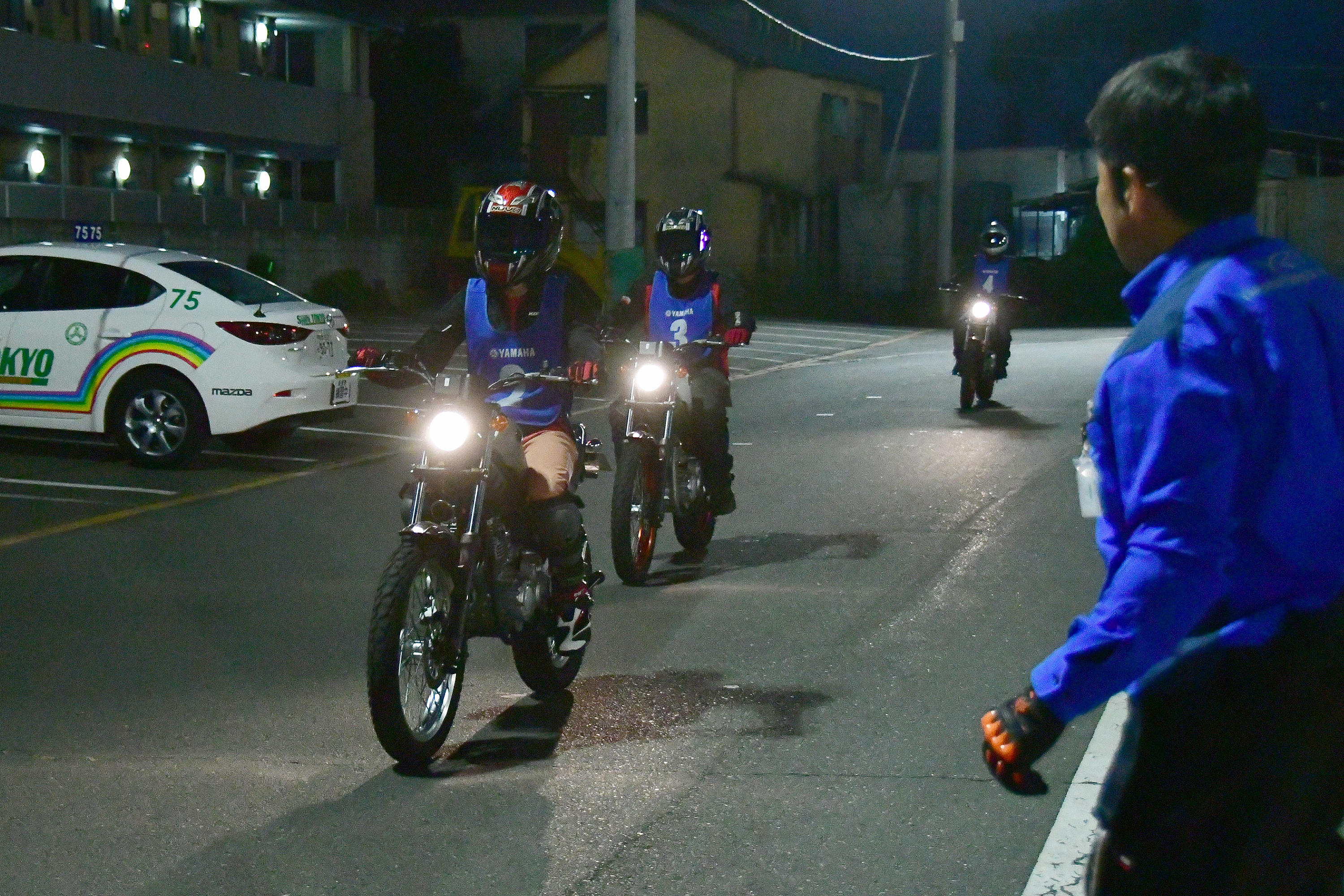 夜間走行ではそういった事故を防ぐために、必ず目立つ服装でバイクに乗りましょう◎