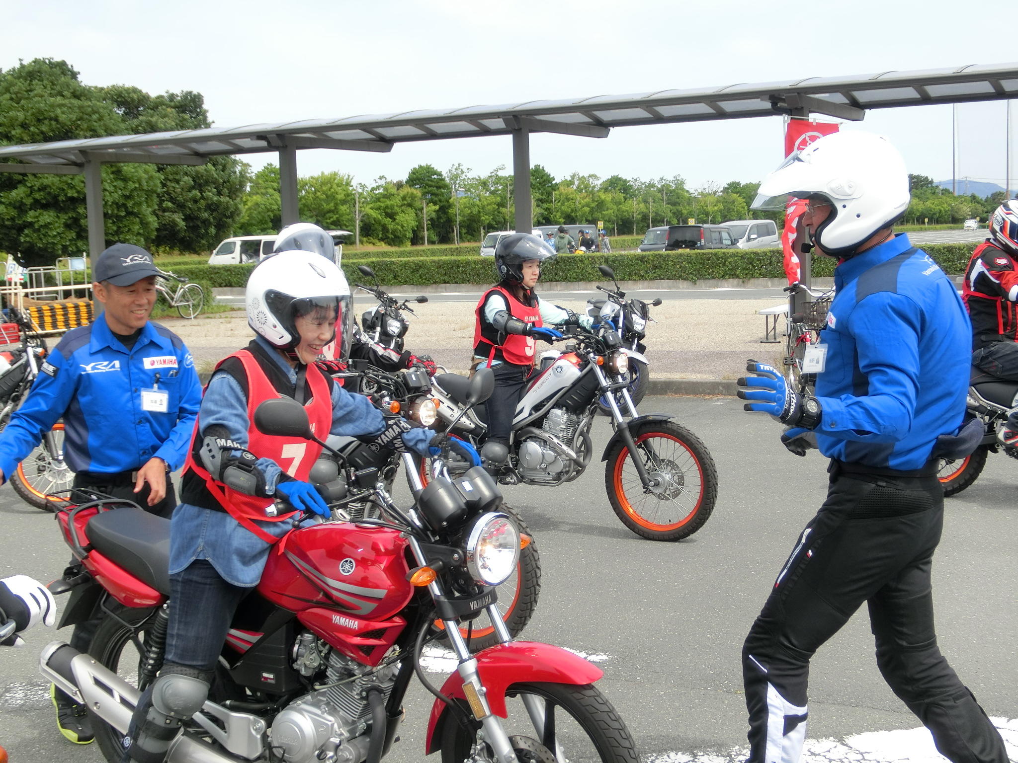 後輪ブレーキは、足の親指の付け根辺りで踏むように。走行時は踏んでしまわないように気をつけてね