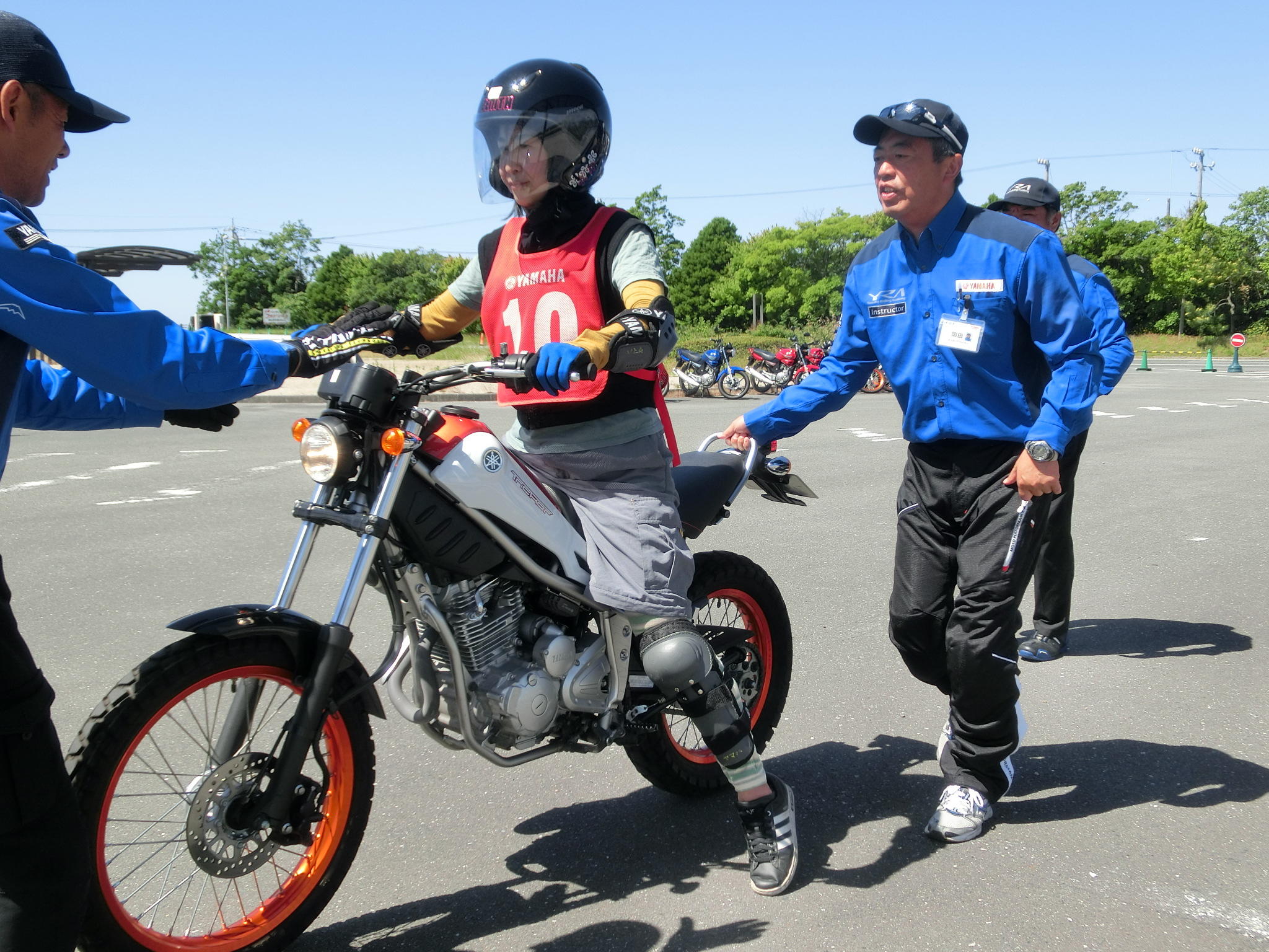 発進と停止時、後ろでもインストラクターがサポートするから安心して走れます 