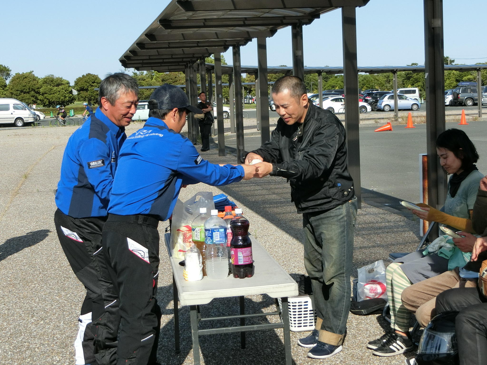 最後は、レッスンを終えた参加者の皆さんに、大人のバイクレッスン認定証カードをお渡し。今回はなんと！会場でココだけ！うなぎパイのお土産があるんです♪