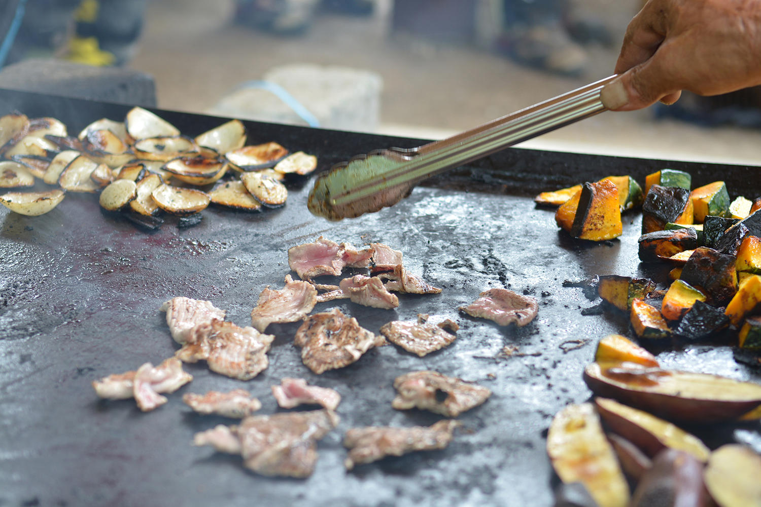 種類別に焼くか、混ぜこぜに焼くか......焼き方から、グループのキャラクターが垣間見えそうです