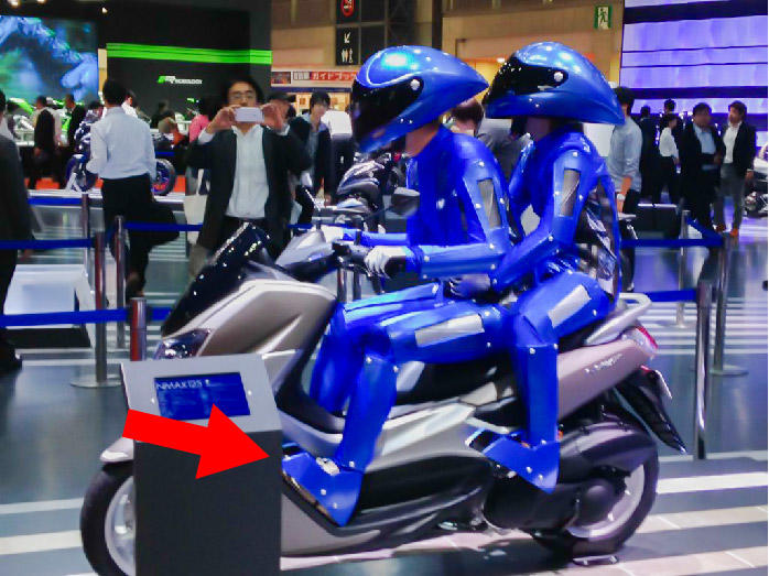 motobot君が足を置いてもほとんど車体からはみ出ない！！