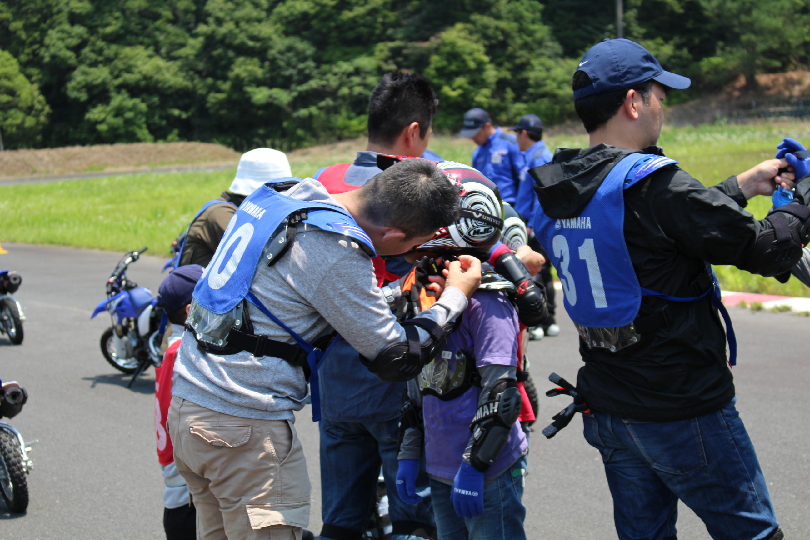 そうそう、ヘルメットはお父さん、お母さんに手伝ってもらって...と