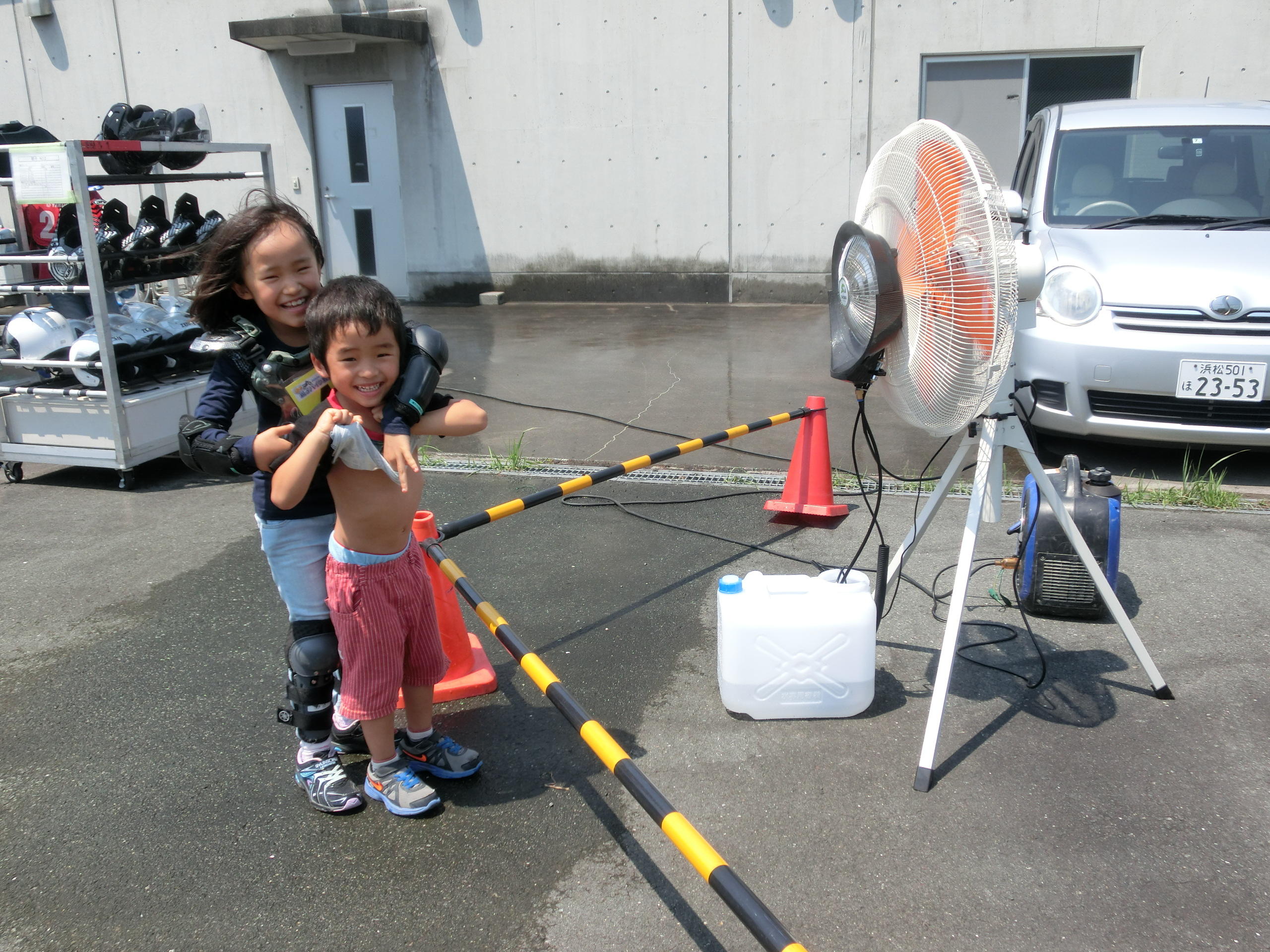 中でも大人気は・・・ミスト付き扇風機！！休憩時はわらわらとミスト付扇風機に集合