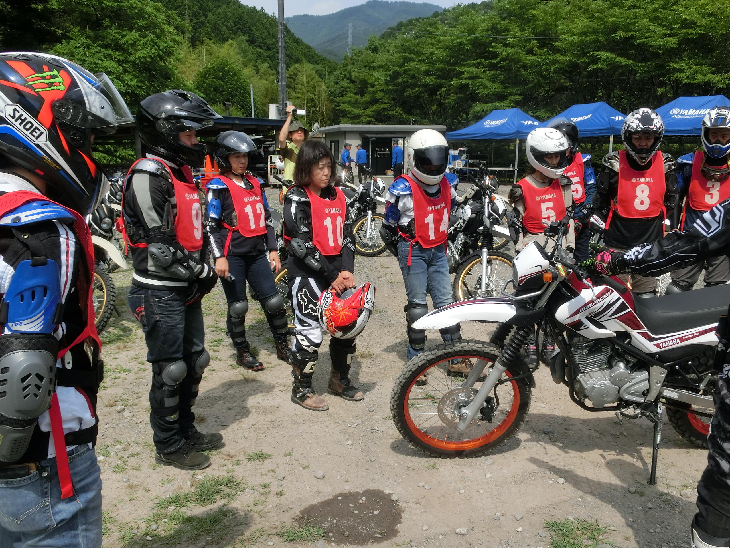 最初は通常の大人のバイクレッスンと同じくインストラクターによる乗り方、基本操作を学びます。