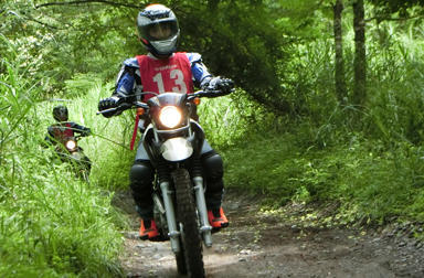 ワイルドにけもの道を走り抜ける。オフロード初心者の方、ヤマハ大人のバイクレッスンのオフロードレッスン＆トレッキングにカモンッ!!