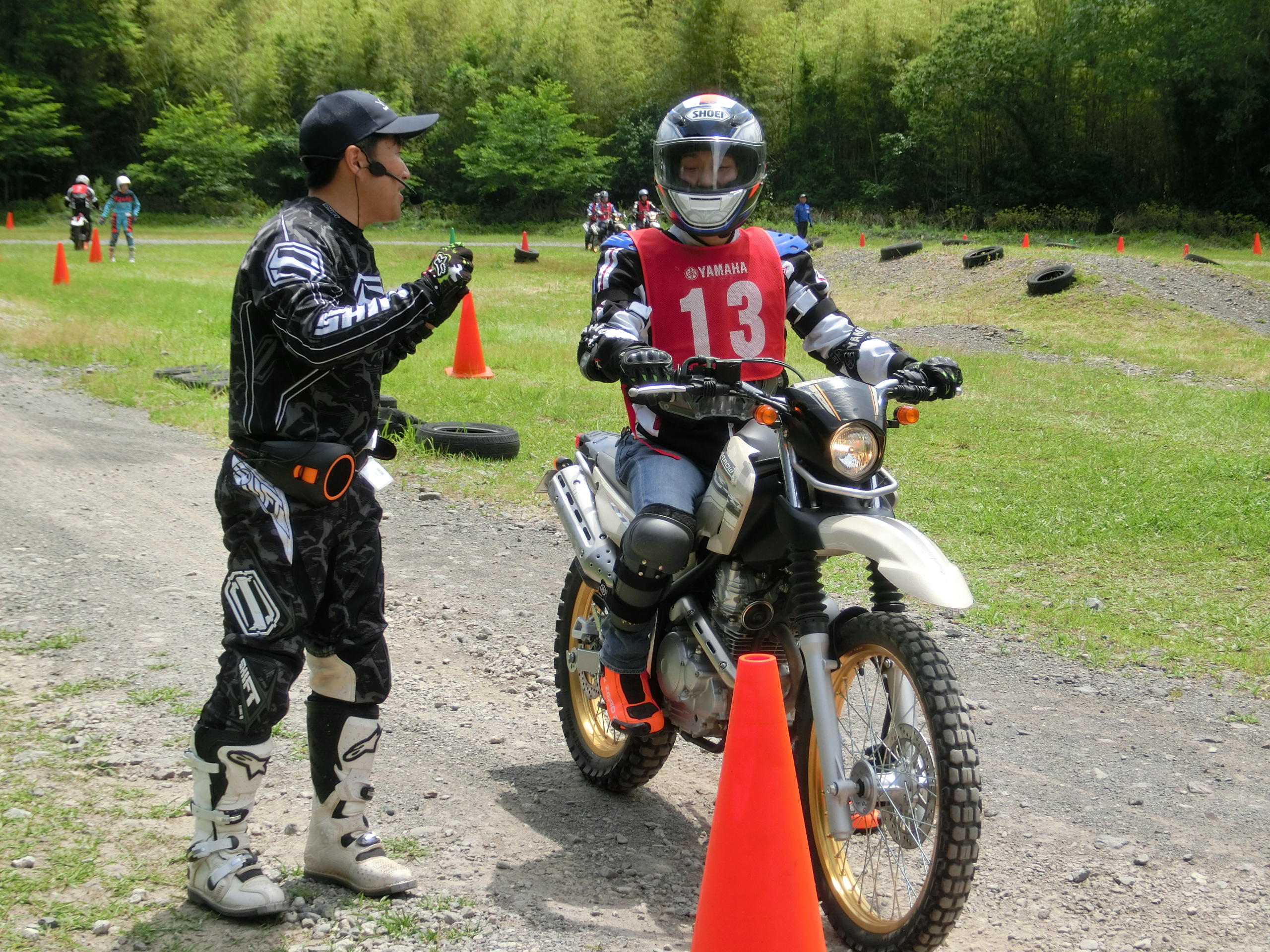 教えてくれるのは、元国際Ａ級モトクロスライダーおよびスノーモビルの全日本チャンピオンの中澤裕伺や