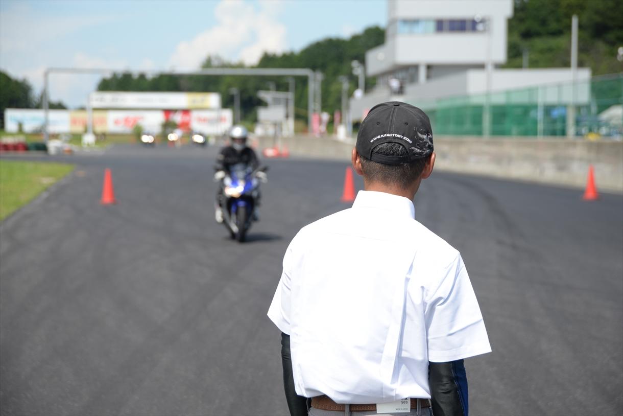 熱い眼差しで、見つめる加藤さん