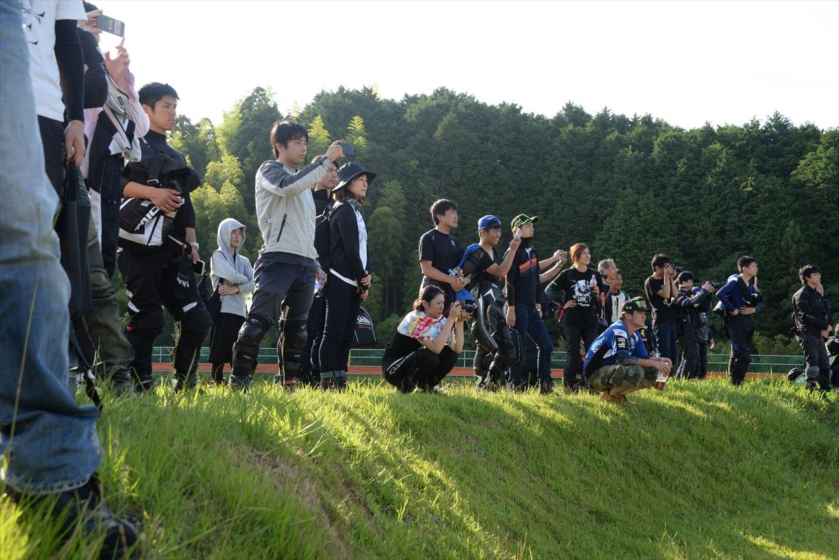 自分達が走ったコースを自分達と同じバイクをベースにした車両が圧巻の走りを見せる！！